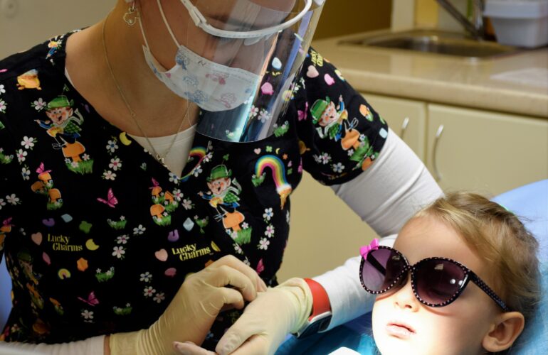 Детский стоматолог лечит молочные зубы в Шушарах
