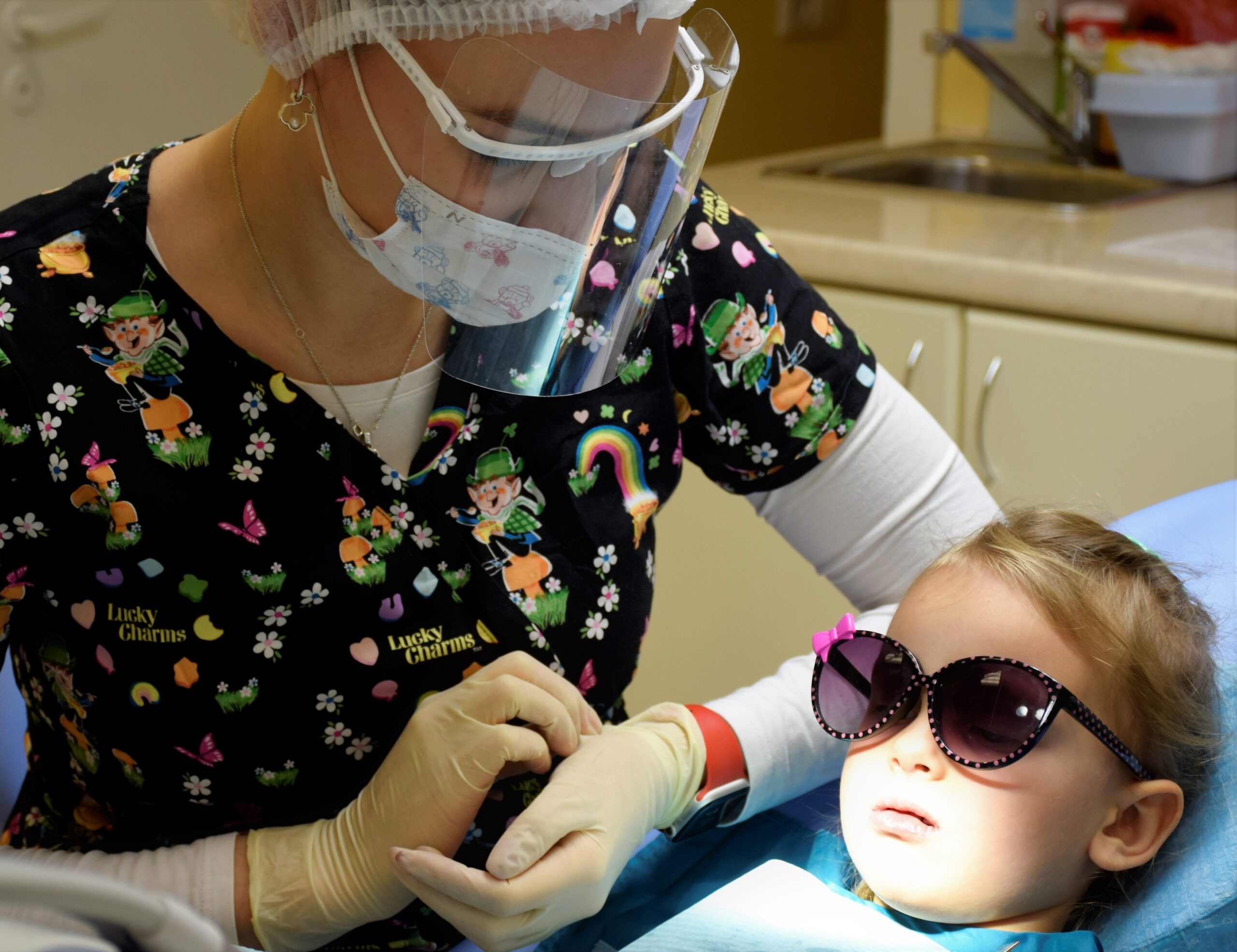 Детский стоматолог лечит молочные зубы в Шушарах
