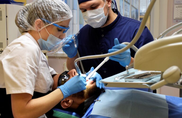 Лечение пульпита в стоматологии "Улыбка 32" в Шушарах, зуб изменил цвет